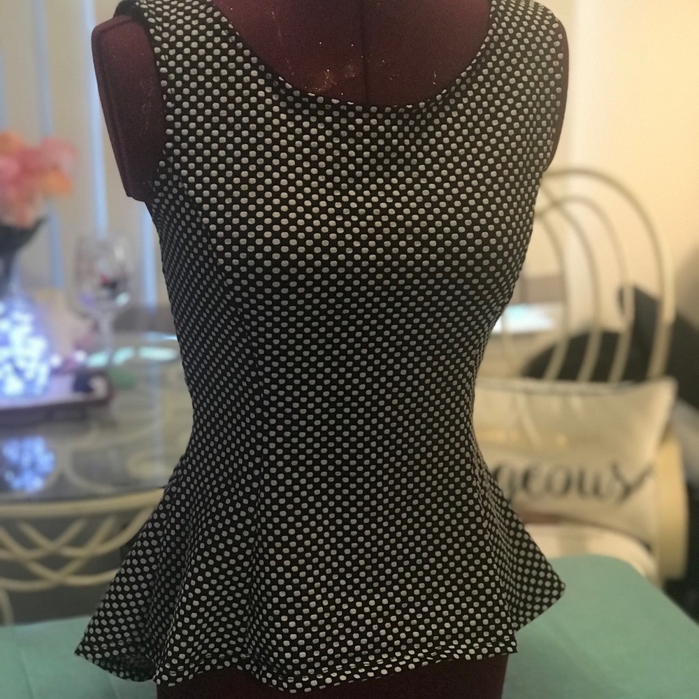 Hi-low polka dotted top